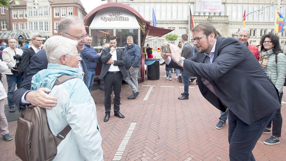 Oberbürgermeister Tim Kruithoff wurde am Freitag zum Fotografen, als sich eine Frau mit Niedersachsens Ministerpräsidenten Stephan Weil ablichten lassen wollte. Foto: J. Doden