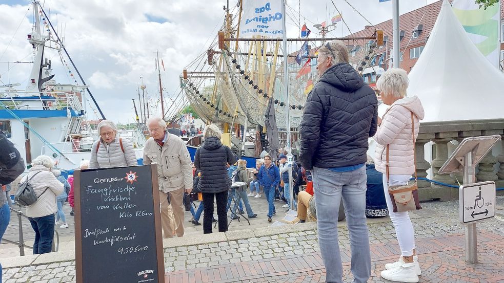 Drei Krabbenkutter aus Greetsiel, 37 Traditionsschiffe und zahlreiche Sportboote belebten den Emder Delft. Foto: Hanssen