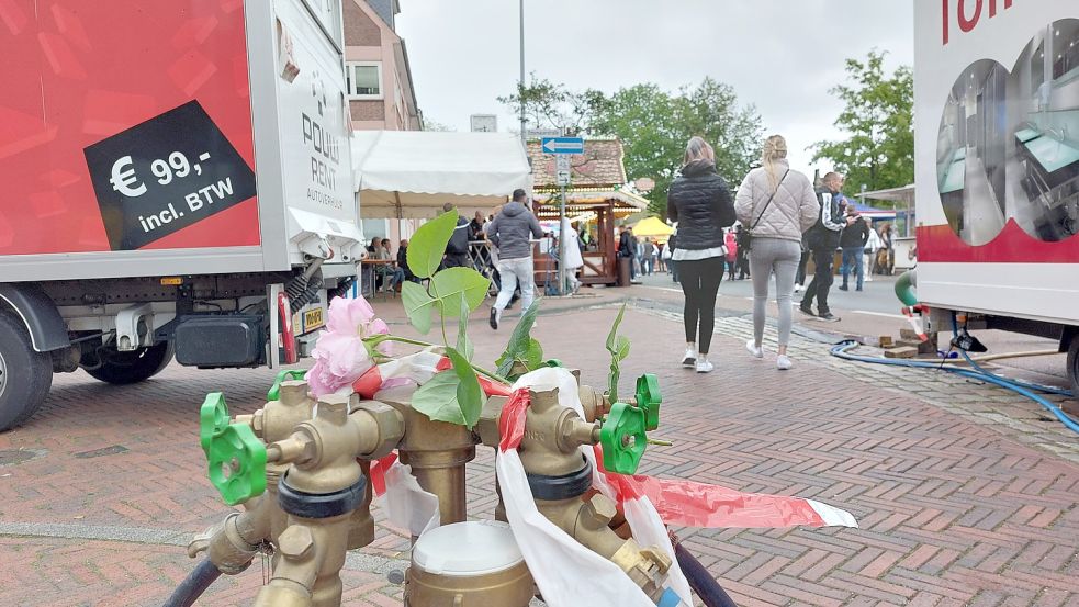 Nahe der Unglücksstelle lag Sonntagabend eine einzelne Rose auf einem Hydranten, vielleicht in Gedenken an die verstorbene 18-Jährige. Foto: Hanssen