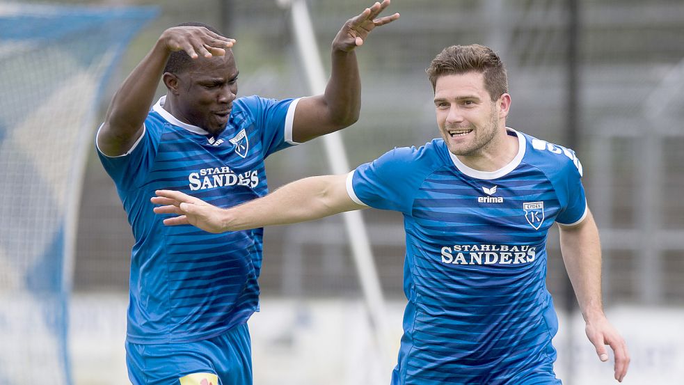 Tido Steffens (rechts) erzielte mit einem Fallrückzieher das 1:1. Foto: Doden