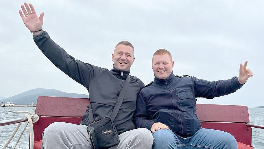 Die „genetischen Zwillinge“ bei einer Bootstour in Montenegro: Stammzellenspender Mirco Claassen (rechts) zusammen mit dem Empfänger Milan. Foto: Privat