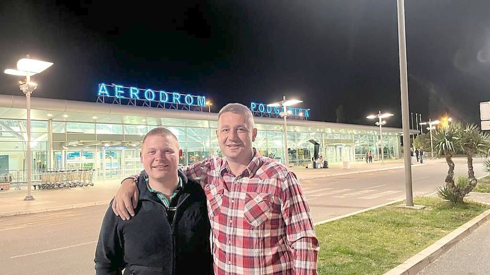 Nach zehn Tagen nehmen Mirco Claassen (links) und der Serbe Milan Abschied am Flughafen. Schon im September wollen sie sich wiedersehen. Foto: Privat