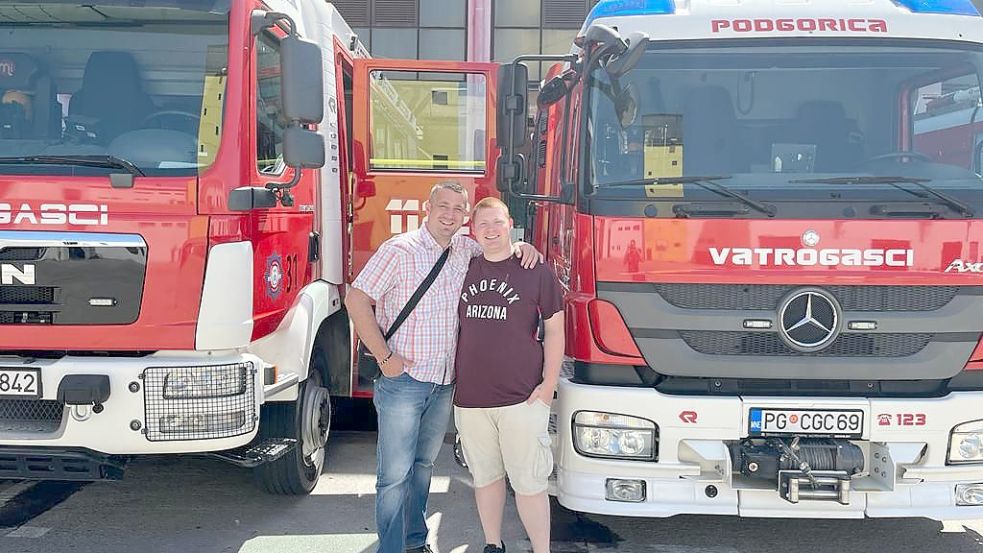 Beide Männer sind auf einer Wellenlänge. Sie verbindet unter anderem eine Leidenschaft für die Feuerwehr. Foto: Privat
