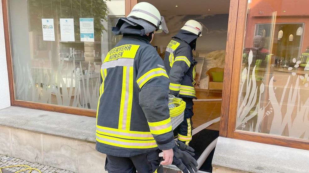 Die Feuerwehr verlegte am Sonnabend Schläuche, um aus dem Pool-Bereich Wasser abzupumpen. Foto: Feuerwehr Norden