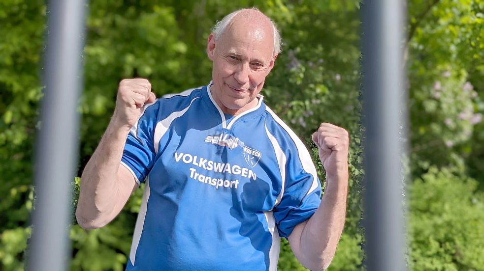 Die Kickers-Heimspiele verfolgt Gerhard Wieting traditionell durch den Zaun auf der Stehtribüne hinter dem Tor. Dabei hat der 57-Jährige immer dasselbe Trikot an – dieses wurde schon notdürftig geflickt.