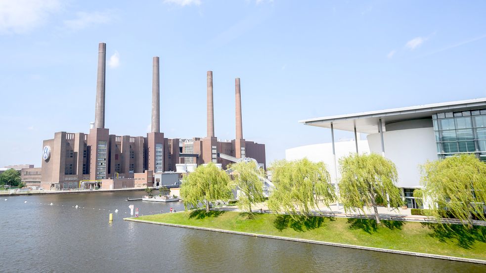 Wolken ziehen am blauen Himmel über die Autostadt und das Kraftwerk am Volkswagen-Stammwerk in Wolfsburg hinweg. Der Autobauer VW sieht sich in Brasilien schweren Vorwürfen gegenübergestellt. Foto: Stratenschulte/DPA