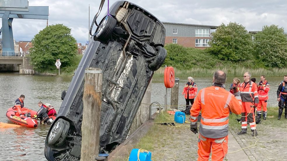 Der Pkw wird aus dem Wasser gezogen. Foto: Daniel Benedict