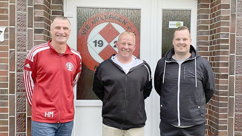 VfB-Funktionär Heino Müller (links) stellte nun den neuen Trainer Christian Rosendahl (Mitte) vor. Andreas Raschke (rechts) wird neuer Betreuer. Foto: Privat