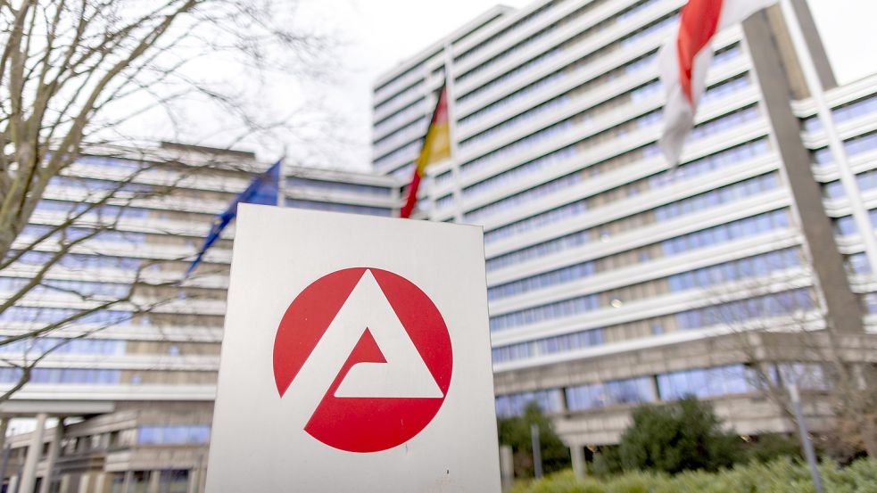 Das Logo der Bundesagentur für Arbeit steht auf einer Säule vor der Zentrale in Nürnberg. Auch bundesweit ist die Zahl der Arbeitslosen im Mai gesunken. Foto: Karmann/DPA