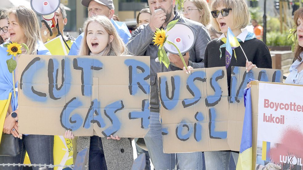 Protest zum Gipfel: Demonstranten in Brüssel fordern ein Energie-Embargo gegen Russland. Foto: picture alliance/dpa/AP