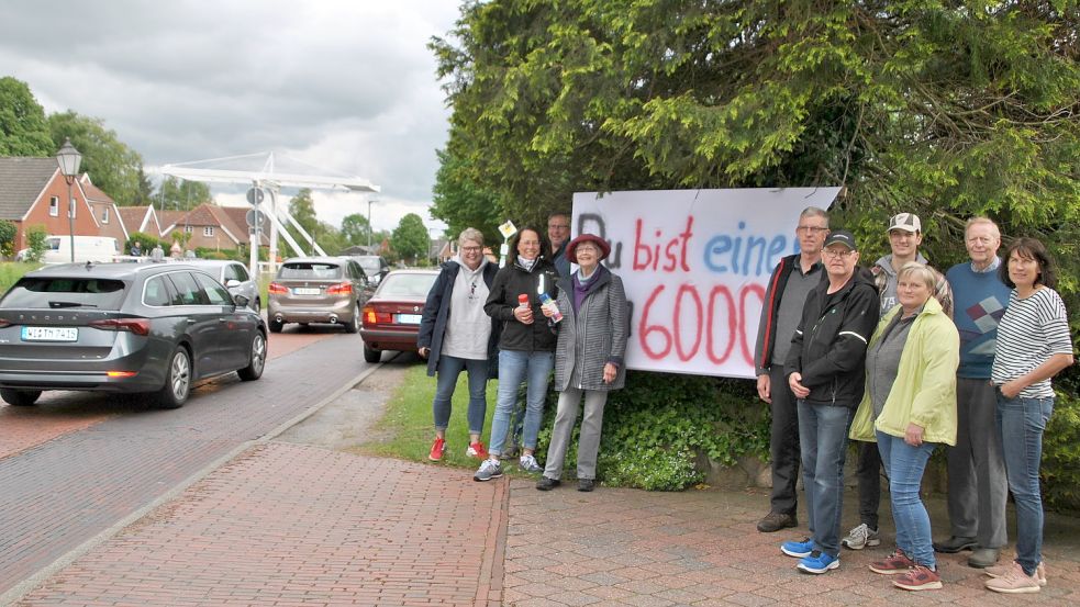 Mit Transparenten und kleinen Verkehrsbehinderungen wehren sich die Westgroßefehntjer gegen die täglichen Blechlawinen, die durch ihr Dorf rollen. Foto: Schönig