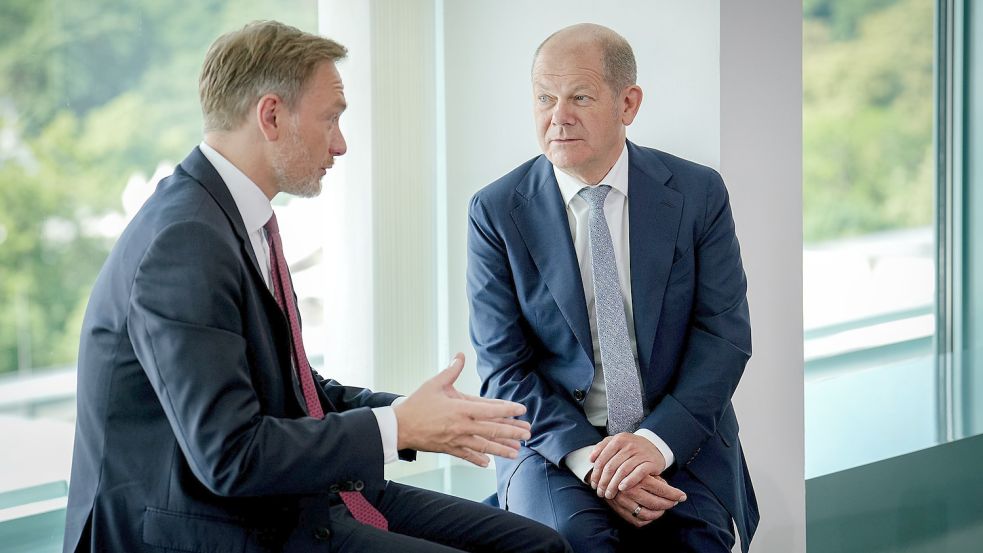 Finanzminister in Krisenzeiten: Christian Lindner (FDP) und sein Vorgänger im Amt, der heutige Bundeskanzler Olaf Scholz (SPD). Foto: Kay Nietfeld