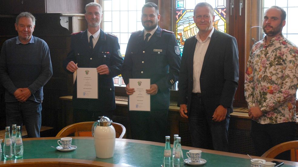 Die Urkunden sind übergeben. Dabei waren (von links) Ordnungsamtsleiter Joachim Bakker, die Ernannten Andreas Harms und Aike Brinkmann, Bürgermeister Jürgen Akkermann und Eike Müller aus dem Ordnungsamt. Foto: Ferber