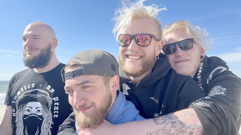 Dass sie vielleicht lauter sind und auffallen wissen Tatze (r.) und Paul (2.v.r.). Stress machen wollen sie und ihre Freunde aber nicht auf Sylt. Foto: Lea Sarah Pischel