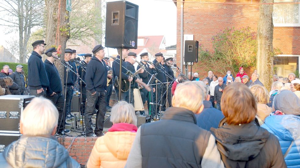 Zuletzt sangen die „Oldtimer“ öffentlich Ende April auf einem Benefizkonzert zugunsten der Ukraine auf dem Hof der Borkumer Grundschule. Foto: Ferber/Archiv