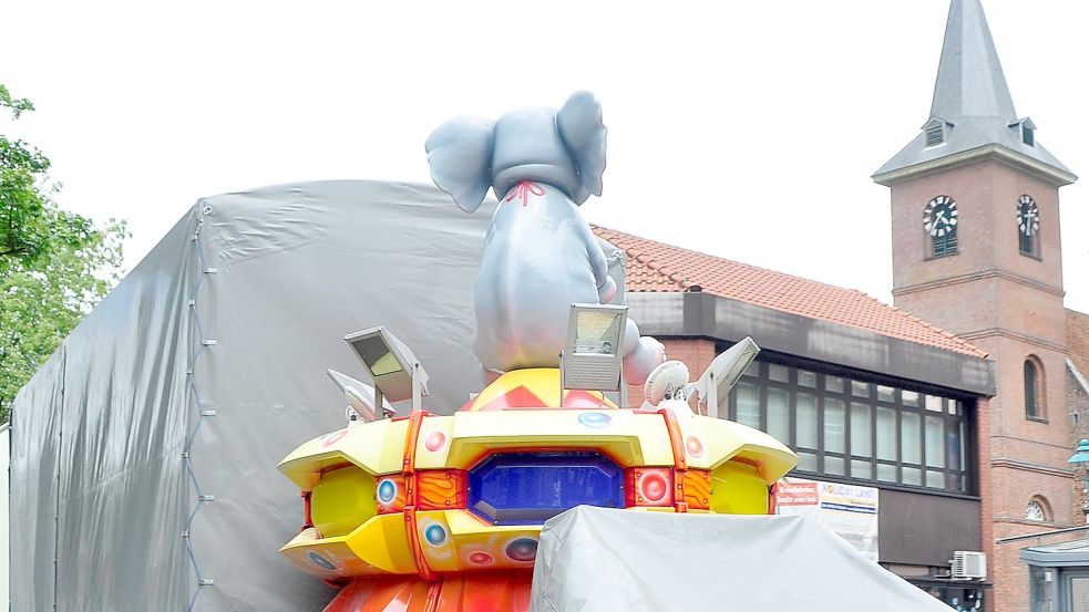 Ein Elefant auf Reisen. Die Schausteller kommen nach Bunde für den Pfingstmarkt. Foto: Wolters