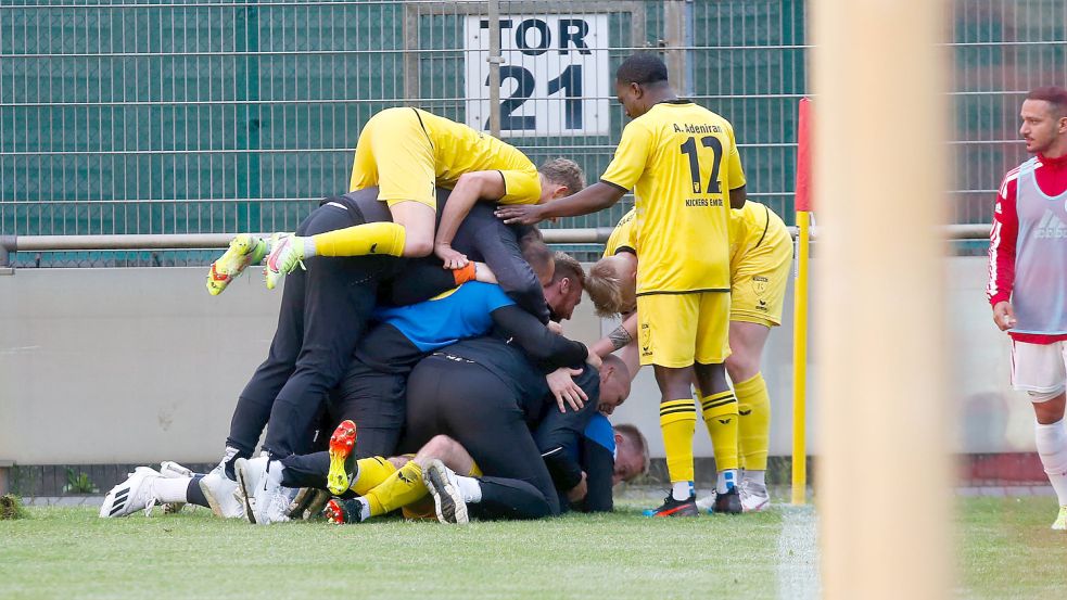 Nach dem Treffer zum 2:1 wurde Torschütze Tido Steffens von seinen Mitspielern und dem Trainerteam praktisch begraben. Foto: Doden