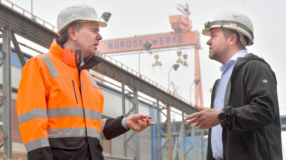 Sie hoffen auf eine Zukunft von Fosen Yard in Emden: Geschäftsführer Carsten Stellamanns (links) und Betriebsratschef Frank Hieronimus. Foto: Ortgies/Archiv
