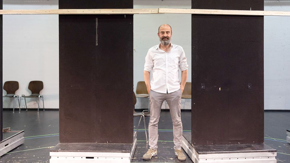 Kinan Azmeh in ungewohntem Umfeld: Zum ersten Mal hat der Klarinettist und Komponist ein Werk für die Bühne geschrieben. Hier steht er auf einer Probebühne im Theater am Domhof. Foto: Michael Gründel