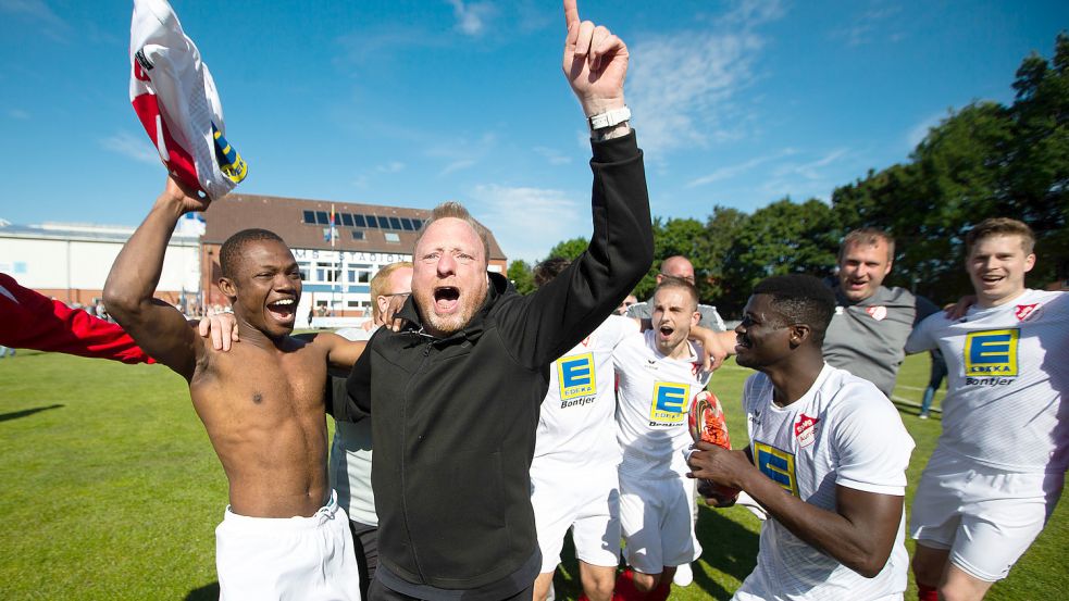 Der Jubel bei der SpVg Aurich um Frank Korte war riesig. Foto: Doden