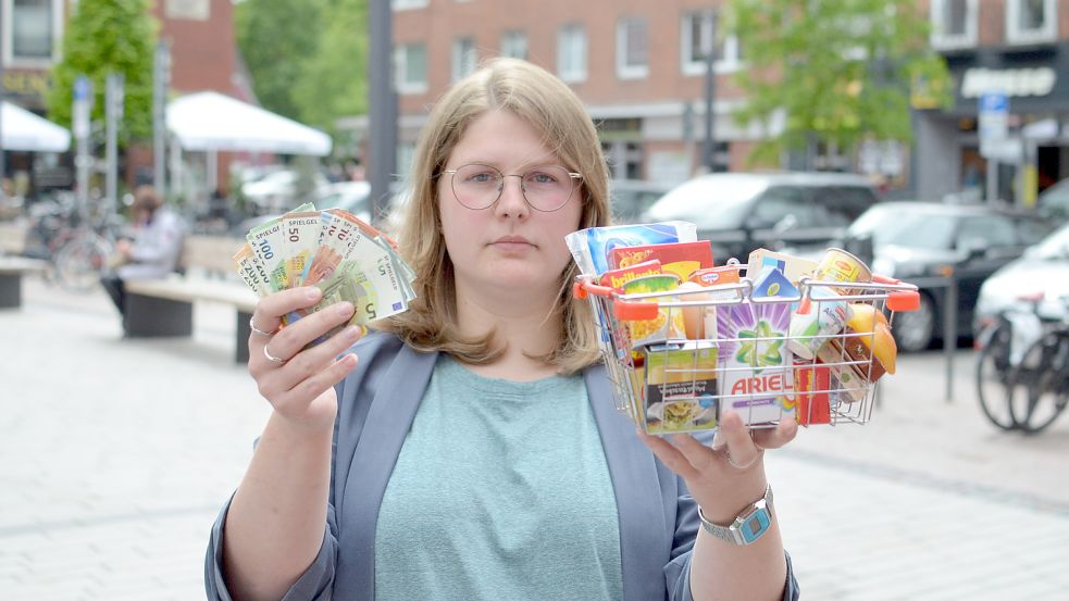 Immer mehr Geld für immer weniger Ware: Das zeichnet die Inflation aus, wie hier unsere Verlagsmitarbeiterin Stefanie Johnscher symbolisch verdeutlicht. Foto: Hillebrand