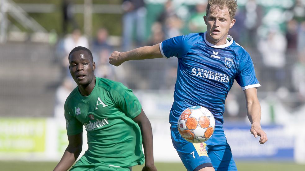 Mitte Mai spielten André N’Diaye (links) und Holger Wulff noch gegeneinander. In der kommenden Saison sind sie bei Kickers Mitspieler – sofern Wulff wie erwartet seinen Vertrag verlängert. Foto: Doden