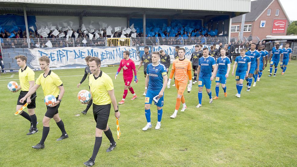 Toller Rahmen: Als die Teams um 15.13 Uhr einliefen, knisterte es im Ostfrieslandstadion. Foto: Doden
