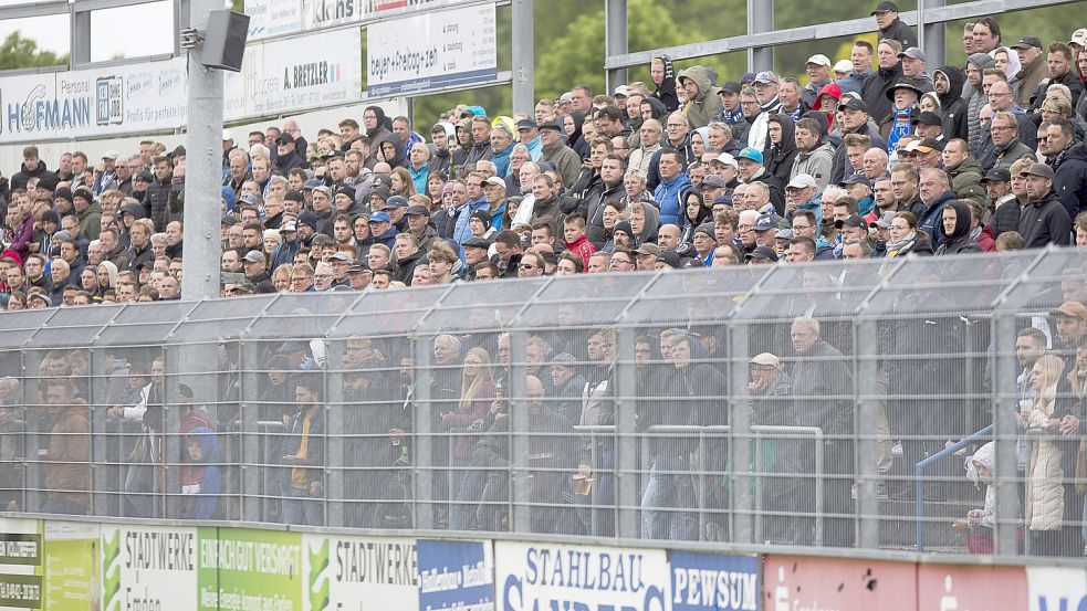 Wie in „alten Zeiten“: Neben der Haupttribüne mit einem ausverkauften Sitzplatzbereich war auch die unüberdachte Gegengerade (Stehplätze) bestens gefüllt. 2039 Zuschauer bedeuteten einen Zuschauerrekord in dieser Saison. Foto: Doden