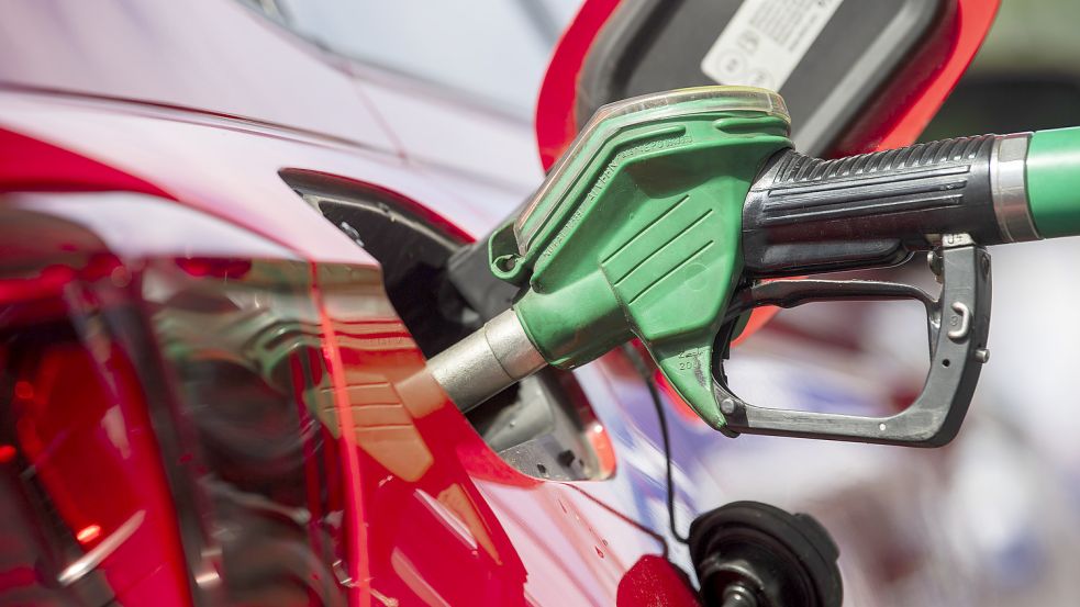 Die Senkung der Kraftstoffsteuern sollte Autofahrer entlasten, doch offenbar profitieren davon vor allem die Ölkonzerne. Foto: dpa