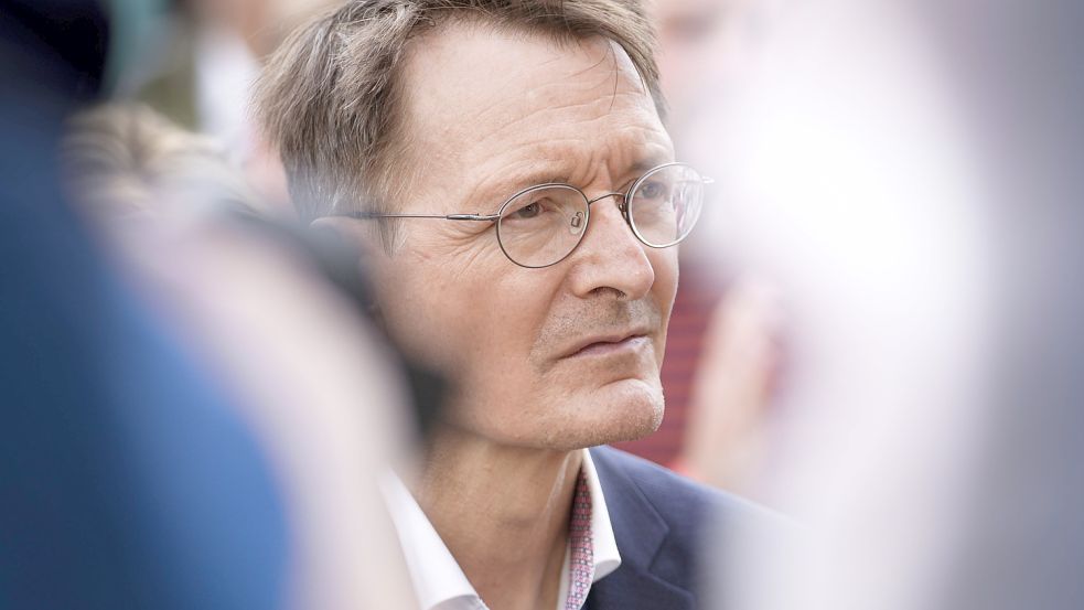 Karl Lauterbach (SPD), Bundesgesundheitsminister, reist an diesem Donnerstag in die Ukraine. Foto: IMAGO IMAGES/Political-Moments