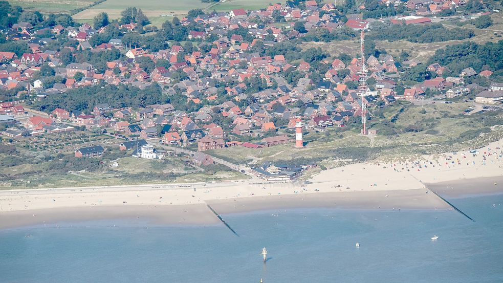 Der Strand der ostfriesischen Insel Borkum. Wird die Nordsee bald durch die Erdgas-Bohrplattform einer niederländischen Firma verschmutzt? Foto: Schuldt/dpa