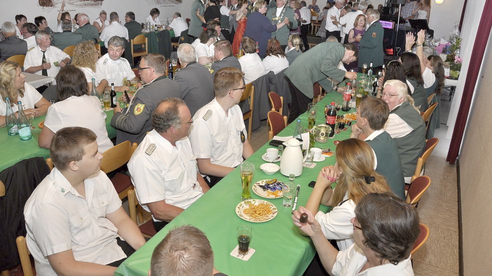 Die Schützenfeste des Schützenvereins Weener waren von Mitgliedern und Abordnungen befreundeter Vereine immer gut besucht. Foto: OZ-Archiv