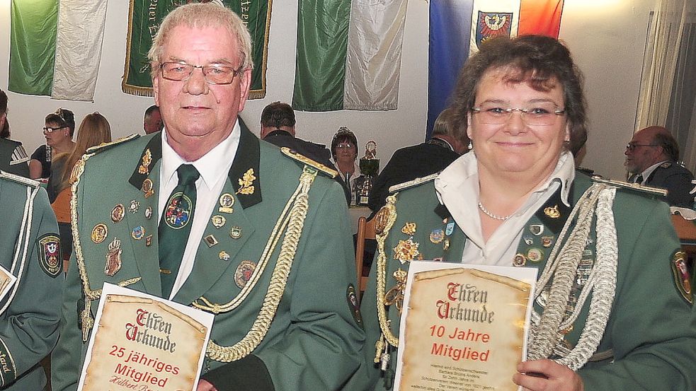 Hilbert Bruins und seine Frau Barbara Bruins-Anders wurden für ihre Verdienste für den Verein ausgezeichnet. Archivfoto: Wolters