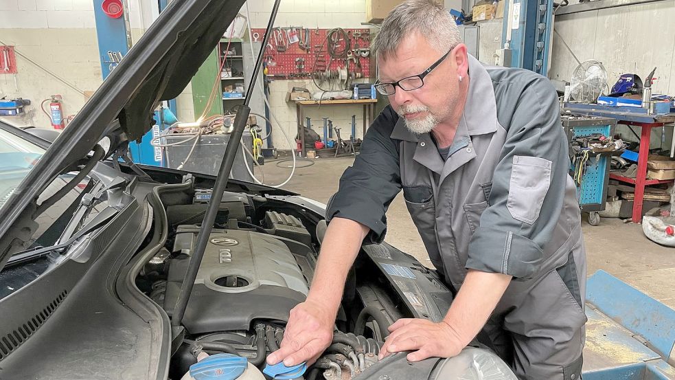 Kfz-Meister Edgar Frerichs sieht seine Werkstatt gerüstet, wenn die Stromer kommen. Foto: Bär