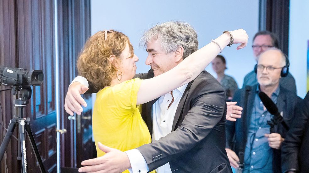 Eva Menasse und Deniz Yücel, beide Sprecher von PEN Berlin, freuen sich im Literaturhaus Berlin bei der Gründungsveranstaltung von PEN Berlin über ihre Wahl als Sprecher. Foto: Soeder/dpa