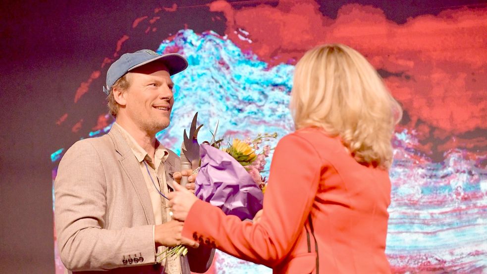 Martin Persiel erhielt für seinen Film "Everything Will Change" gleich zwei Auszeichnungen. Den NDR-Filmpreis für den Nachwuchs überreichte NDR-Studioleiterin Regine Schramm. Foto: Ortgies