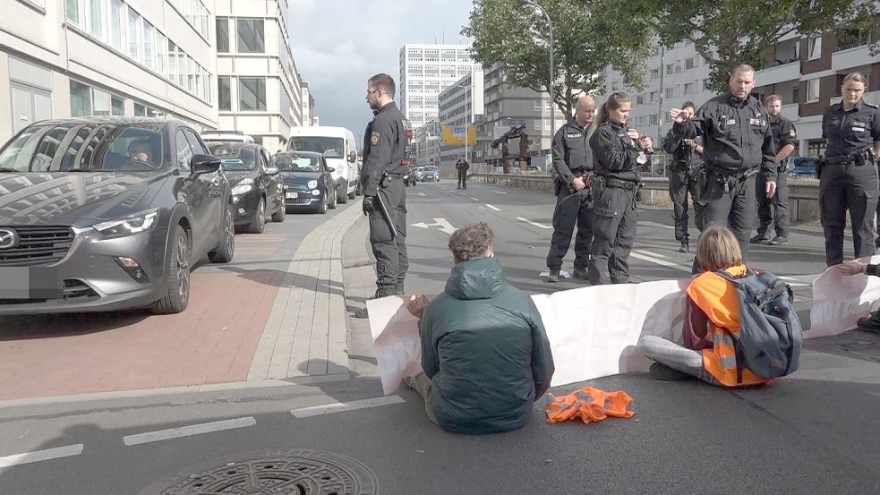 Klimaaktivisten haben sich auf der Fahrbahn des Rembertirings festgeklebt und einen langen Rückstau ausgelöst. Foto: Nonstopnews