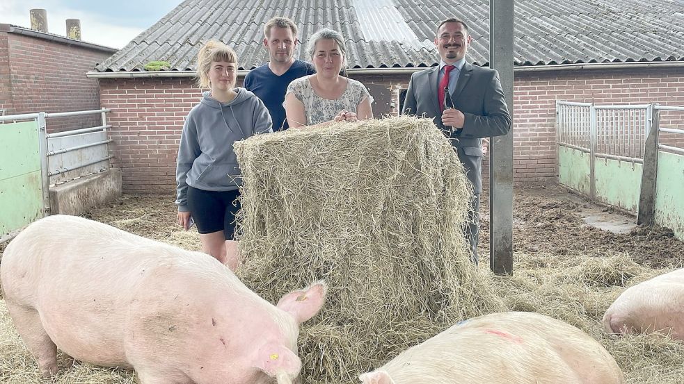 Carolin Lewandowska (links) und Thomas Synowietz (rechts) haben drei Tage lang auf dem Hof von Nadja und Hermann Poppen mitgearbeitet. Foto: Bär