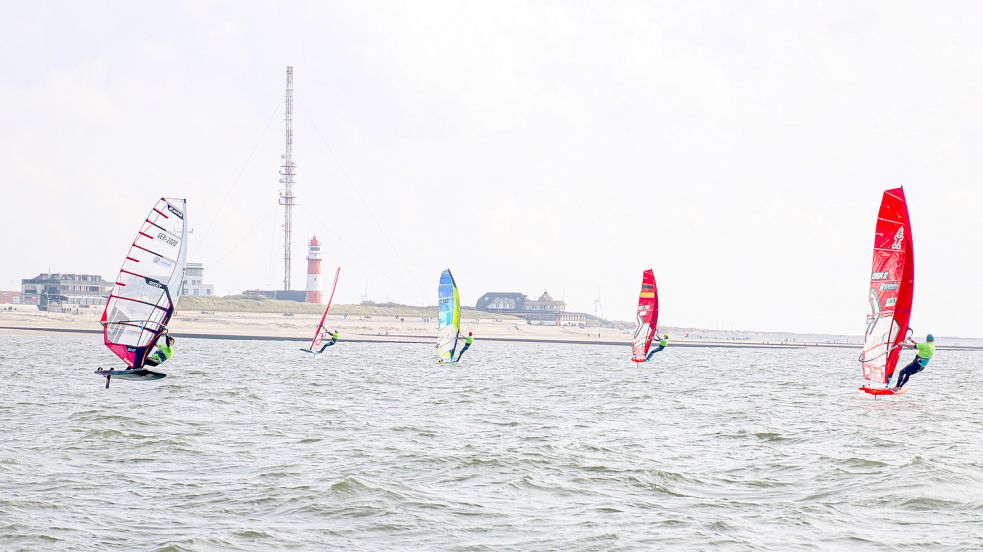 Vier Tage lang treten ab Donnerstag in der Nordsee vor Borkum Deutschlands beste Windsurfer gegeneinander an. Foto: Archiv