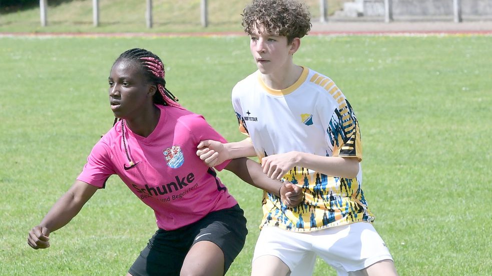 Anabella Yapo weiß sich auch gegen die Jungen in ihrem Alter durchzusetzen. Das bekommt hier ein C-Jugendlicher der JSG Westoverledingen Mitte zu spüren. Fotos: Damm