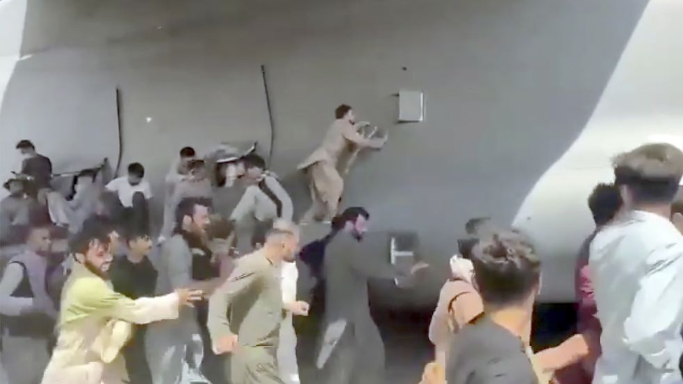 16. August 2021: Hunderte Afghanen versuchen verzweifelt, in eine Maschine der United States Air Force zu gelangen. Foto: Uncredited/Verified UGC/AP/dpa