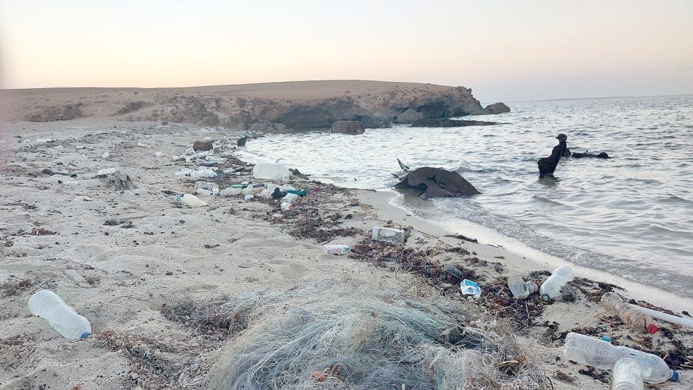 Auf einer unbewohnten Insel im Roten Meer sammelt sich der Abfall. Normalerweise sammeln Schülerinnen und Schüler der Deutschen Schule Hurghada einmal im Jahr den Müll auf. Foto: Hanssen
