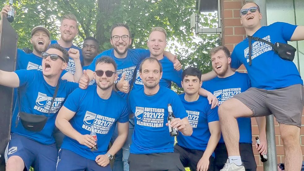 Ein Großteil der Suurhuser Mannschaft verfolgte die Partie in Steinfeld. Danach startete die Aufstiegsparty am Vereinsheim. Foto: Privat