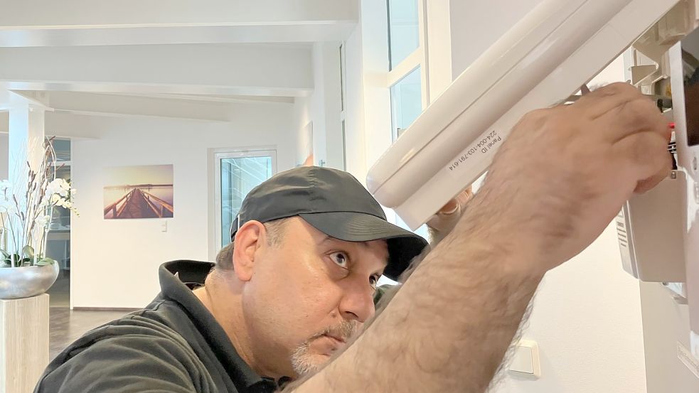 Die Installation von Brandmeldeanlagen bereitet Shadi Hajjo am meisten Freude. Foto: Kierstein
