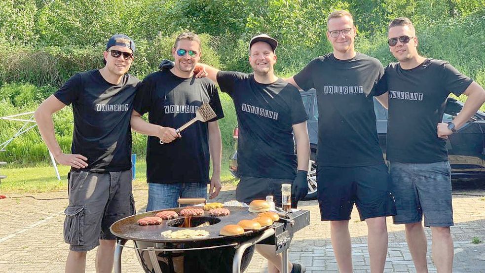 Die grillbegeisterten Männer von „Vollglut Rheiderland“ werden verschiedene Grillgerichte auf unterschiedliche Weise zubereiten und die Besucher des Dorffestes damit bewirten. Foto: Privat