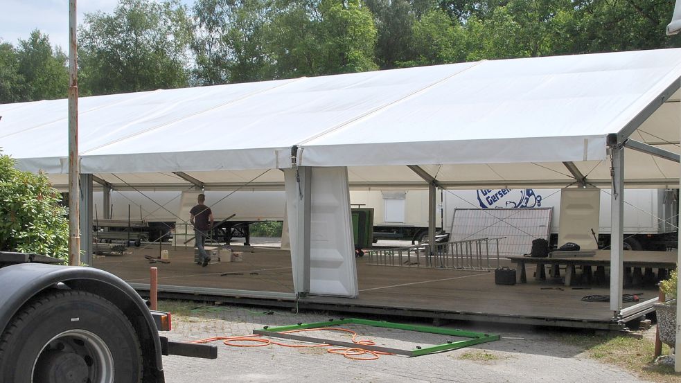 Das bereits weitgehend aufgebaute Festzelt für das Schützenfest Marcardsmoor musste wieder abgebaut werden. Foto: Schönig