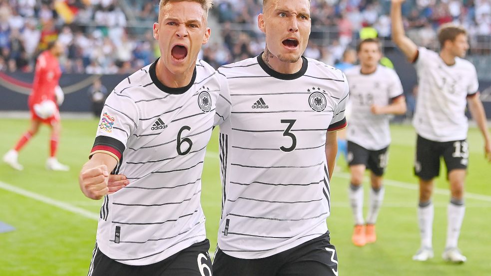 Brustlöser: Torschütze Joshua Kimmich (links) bejubelt mit David Raum das 1:0. Foto: imago/Ulmer