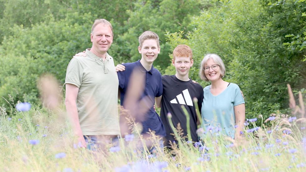 Frank (von links), Tido, Enno und Kristina Saathoff auf der Insekten-Wiese hinter ihrem Haus. Foto: Böning