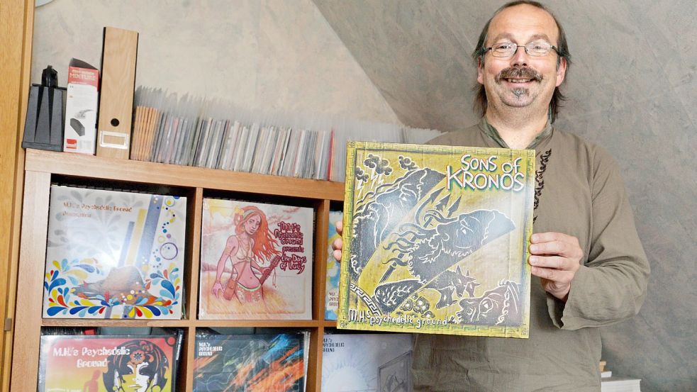 Marco Heyl hat seine aktuelle LP vorgestellt. Neben ihm eine Auswahl seiner vorigen Alben. Foto: Lüppen