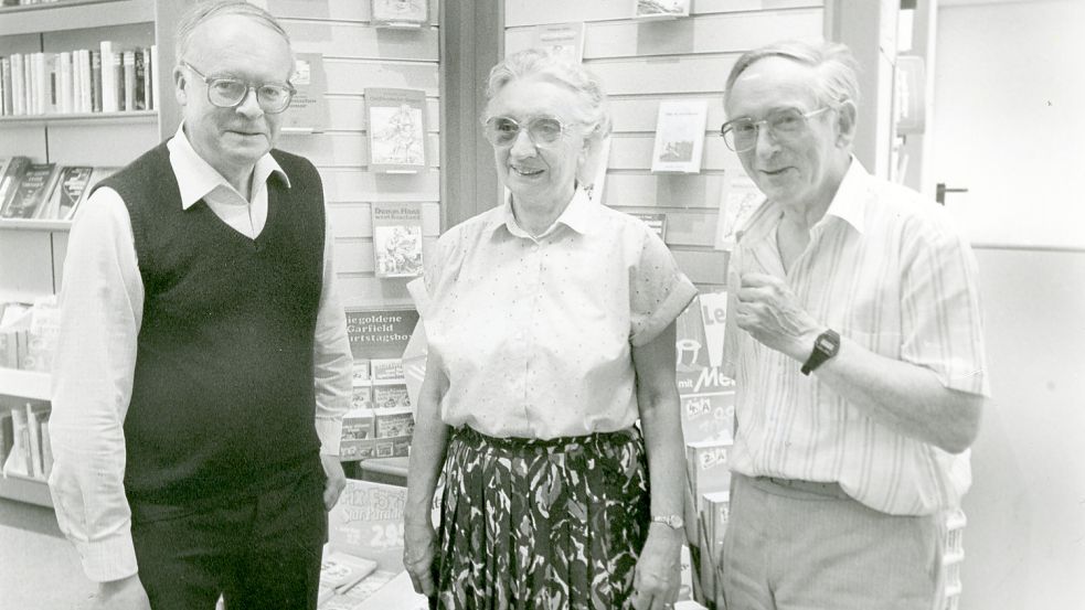 Dieses Foto entstand 1991: Es zeigt die Schriftstellerin Greta Schoon mit Ewald Christophers (rechts) und dem Verleger Theo Schuster (links) in dessen Buchhandlung in Leer. Archivfoto: Wolters